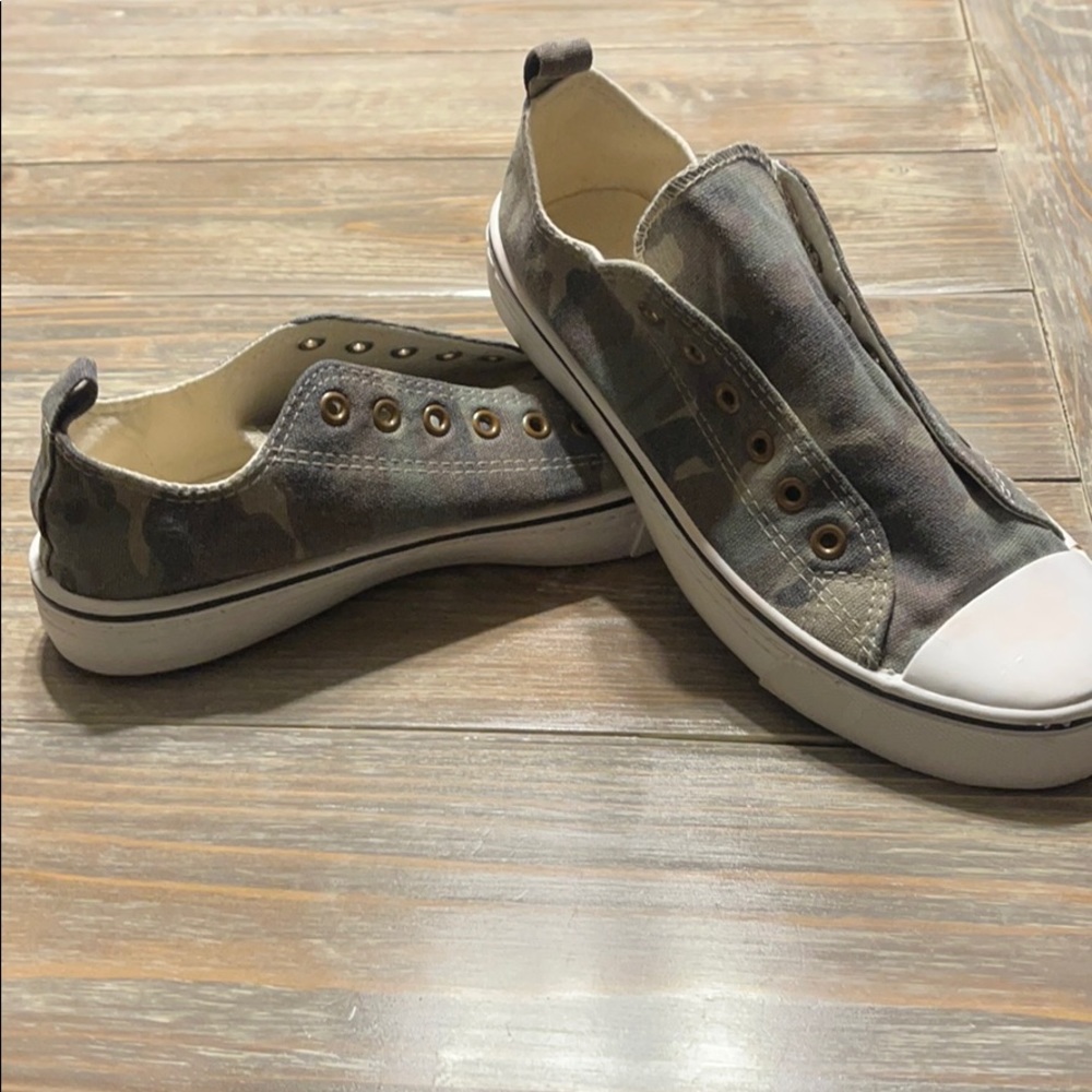 Maurices camo slip on tennis shoes